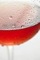 copo de vinho vermelho fresco no fundo branco
