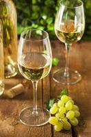refrescante vinho branco em um copo