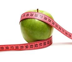 maçã verde e fita métrica para dieta foto