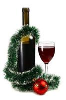 garrafa com vinho tinto e decoração para o natal foto