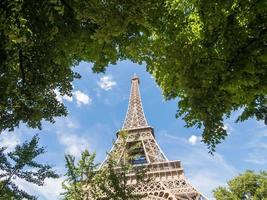 a torre eiffel em paris foto