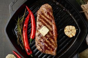 bife médio de dieta cetogênica, contrafilé frito na frigideira. comida paleo foto