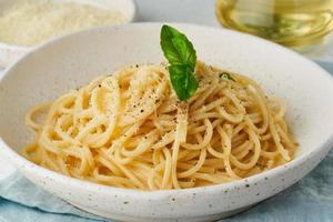 massa cacio e pepe. espaguete com queijo parmesão e pimenta. foto