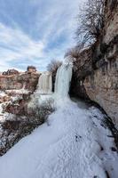 uma grande cachoeira congelada. 3 cachoeiras em cascata no daguestão foto