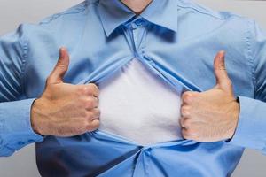 homem está abrindo sua camisa foto