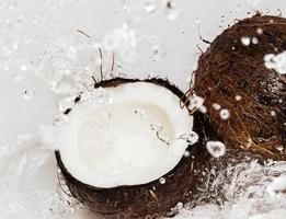 cocos e respingos de água foto