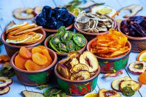 mistura de frutas secas variadas saudáveis orgânicas close-up. salgadinhos de frutas secas. maçãs secas, manga, feijoa, damascos secos, ameixas secas vista superior foto