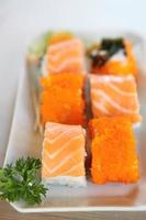 sushi de salmão maki
