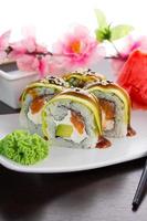 grande sushi maki. rolo dragão verde foto