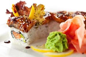 sushi de salmão e enguia defumada maki