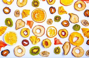 mistura de frutas secas variadas saudáveis orgânicas close-up. salgadinhos de frutas secas. maçãs secas, manga, feijoa, damascos secos, ameixas secas vista superior foto