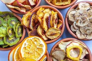 mistura de frutas secas variadas saudáveis orgânicas close-up. salgadinhos de frutas secas. maçãs secas, manga, feijoa, damascos secos, ameixas secas vista superior foto