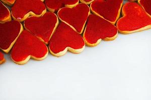 biscoitos de dia dos namorados. biscoitos em forma de coração para o dia dos namorados. biscoitos em forma de coração vermelho e rosa. padrão romântico sem costura com corações de biscoitos. foto