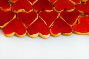 biscoitos de dia dos namorados. biscoitos em forma de coração para o dia dos namorados. biscoitos em forma de coração vermelho e rosa. padrão romântico sem costura com corações de biscoitos. foto