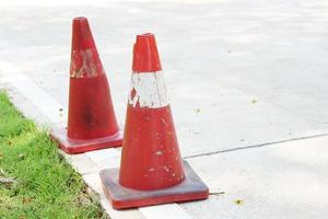 cone vermelho está localizado na estrada. foto