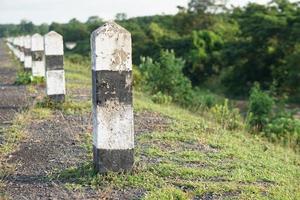 pilares de concreto preto e branco na beira da estrada foto