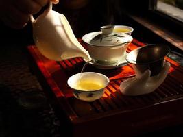 derramando chá chinês foto