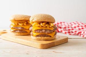 hambúrguer de porco com queijo e batata frita foto