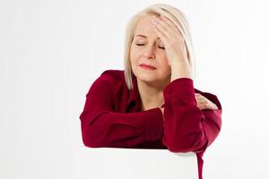 mulher de meia idade dor de cabeça enxaqueca - close-up mulher loira de meia idade dor de cabeça enxaqueca espaço de cópia foto