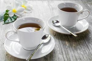 xícara de chá na mesa de madeira foto