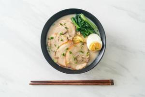 macarrão ramen em sopa de osso de porco com porco assado e ovo foto