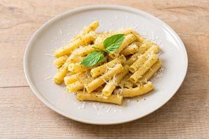 macarrão pesto rigatoni com queijo parmesão foto