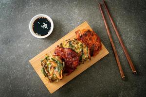 pajeon ou panqueca coreana e panqueca coreana kimchi ou kimchijeon em fundo branco foto