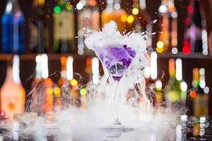 coquetel com vapor de gelo na mesa de bar