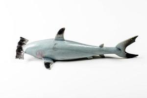 brinquedo de tubarão-martelo cinza no fundo branco foto