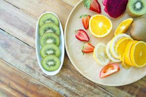 os frutos da fruta saudável amante da saúde e cuidados de saúde para comer alimentos saudáveis. à pele. a fruta é colocada em uma bela mesa, damasco de maçã foto