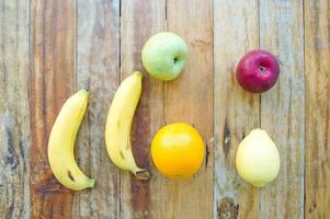 os frutos da fruta saudável amante da saúde e cuidados de saúde para comer alimentos saudáveis. à pele. a fruta é colocada em uma bela mesa, damasco de maçã foto