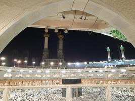 makkah, arábia saudita, abril de 2022 - durante o mês do ramadã, peregrinos de umrah de diferentes partes do mundo estão realizando tawaf em masjid al haram. foto