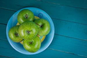 fazenda maçãs orgânicas verdes frescas na mesa azul retrô de madeira