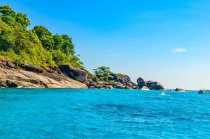 água turquesa na ilha similan, tailândia foto