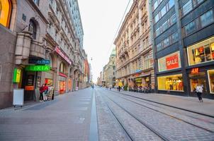 Helsinki, Finlândia. 8 de julho de 2017 lojas ao longo da rua no centro de helsínquia foto