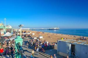 brighton, inglaterra, 4 de setembro de 2013. os visitantes aproveitam as atividades à beira-mar e na praia de brighton. um destino popular na cidade de Brighton e Hove, ao sul de Londres foto