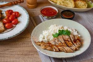 carne de porco grelhada servida em cima de arroz cozido no vapor foto