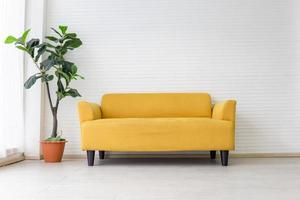 interior da sala branca com sofá de tecido amarelo moderno com fundo de parede branca vazia