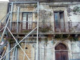 vista de uma fachada de casa velha na Itália no verão foto