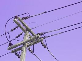 poste de eletricidade no céu foto