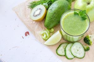 smoothie verde e ingredientes - abacate, maçã, pepino, kiwi, limão foto