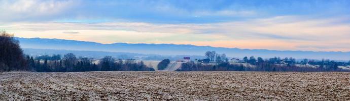 manhã de outono com geadas, vista panorâmica da floresta e do campo no outono e inverno. foto