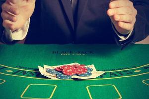 jogador de pôquer vencedor. imagem horizontal. estilo vintage. foto