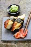 porção de sushi com enguia defumada foto
