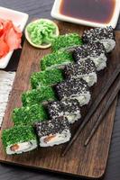 rolo de sushi coberto com endro e gergelim foto