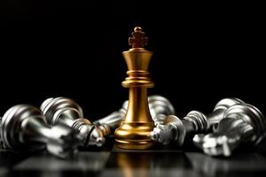 xadrez rei dourado é o último em pé no tabuleiro de xadrez, conceito de liderança empresarial bem sucedida