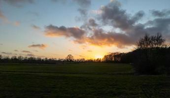 lindo e romântico pôr do sol em deslumbrantes cores amarelas e laranja. foto