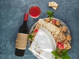 conceito de celebração de pesach - feriado de páscoa judaica. matzah no prato tradicional do seder foto