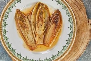 chicória cozida a bordo. comida francesa requintada foto