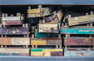 caixas de madeira vintage em uma prateleira à venda em uma pequena loja. foto